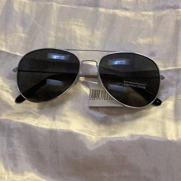 😎NWT Retro Aviator Style So Much Fun To Wear Sun Glasses Closet Must Have 😎 - Picture 1 of 8